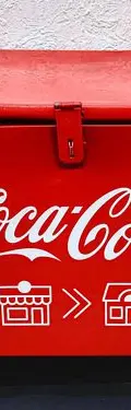 Coca Cola Caja Metálica Roja La Tiendita A Tu Casa Golpeada Coca Cola Caja Metálica Roja  De La Tiendita A Tu Casa  Con Detalle — Coleccionables vintage, años NOW