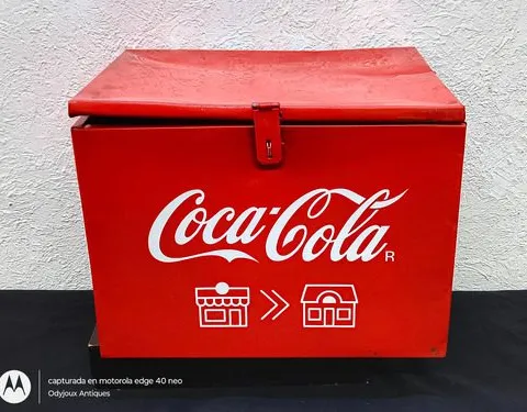 Coca Cola Caja Metálica Roja La Tiendita A Tu Casa Golpeada Coca Cola Caja Metálica Roja  De La Tiendita A Tu Casa  Con Detalle