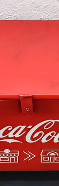 Coca Cola Caja Metálica Roja La Tiendita A Tu Casa Golpeada Coca Cola Caja Metálica Roja  De La Tiendita A Tu Casa  Con Detalle — Coleccionables vintage, años NOW (foto 2)
