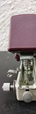 Mini Maquina De Coser Singer Funcionando Usada Original Marrón — Coleccionables vintage, años 50s (foto 2)