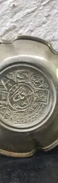 Cenicero Calendario Azteca Con Moneda 50¢ De 1969 Retro Plateado Calendario Azteca Y Moneda 50¢ De 1969 — Decoración vintage, años 60s (foto 4)