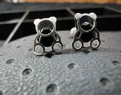 Aretes Broquel Oso Con Zirconia Negra En Plata Fina .925 Negro