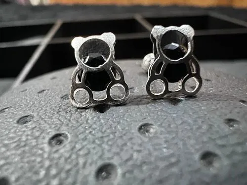 Aretes Broquel Oso Con Zirconia Negra En Plata Fina .925 Negro — Coleccionables vintage
