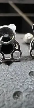 Aretes Broquel Oso Con Zirconia Negra En Plata Fina .925 Negro — Coleccionables vintage (foto 2)