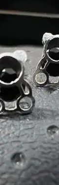 Aretes Broquel Oso Con Zirconia Negra En Plata Fina .925 Negro — Coleccionables vintage (foto 3)