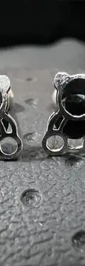 Aretes Broquel Oso Con Zirconia Negra En Plata Fina .925 Negro — Coleccionables vintage (foto 4)