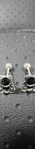 Aretes Broquel Oso Con Zirconia Negra En Plata Fina .925 Negro — Coleccionables vintage (foto 6)