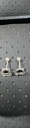Aretes Broquel Oso Con Zirconia Negra En Plata Fina .925 Negro — Coleccionables vintage (foto 7)