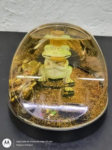 Figura Decorativa Rana De Oro Fen Shui En Bola De Agua Dorado — Decoración vintage